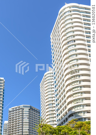 横浜みなとみらいの都市風景　高層ビルと青空 136820581