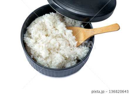 セラミックおひつに入れたご飯、冷やご飯、お茶漬け【白背景・切り抜き】 136820643