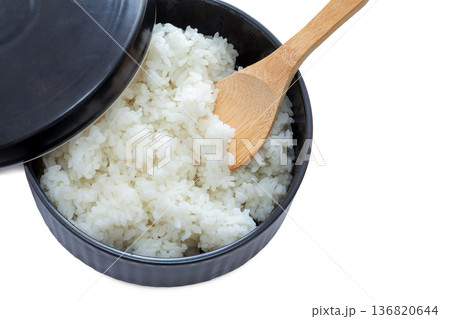 セラミックおひつに入れたご飯、冷やご飯、お茶漬け【白背景・切り抜き】 136820644