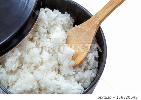 セラミックおひつに入れたご飯、冷やご飯、お茶漬け【白背景・切り抜き】 136820645