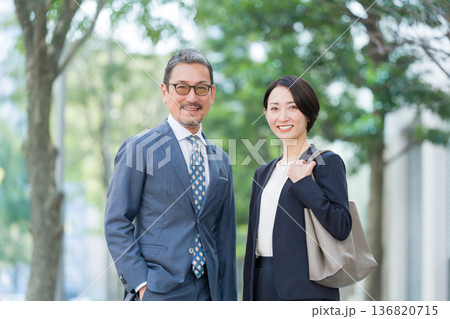 笑顔のビジネスマン男女 笑顔のビジネスマン男女 136820715