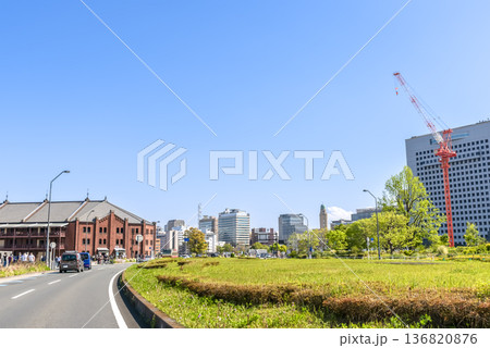 横浜みなとみらいの都市風景　赤レンガ倉庫前 136820876
