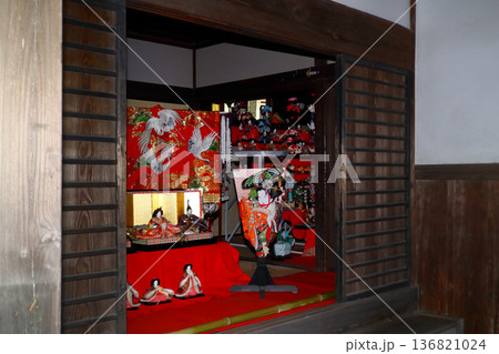 ロマンチック茨城（武家屋敷の式台玄関を所狭しと雛飾り。）行方市ひな祭り、麻生藩家老屋敷記念館 136821024