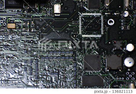 コンピューター内部基板の接写 136821113