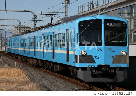 武蔵境に進入する 西武多摩川線 新101系 251F 近江鉄道色 136821124