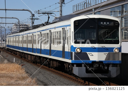 武蔵境に進入する 西武多摩川線 新101系 241F 伊豆箱根鉄道色 136821125