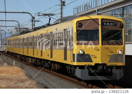 武蔵境に進入する 西武多摩川線 新101系 249F ツートン塗装 136821126