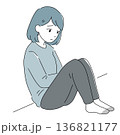 座って落ち込む女性 136821177