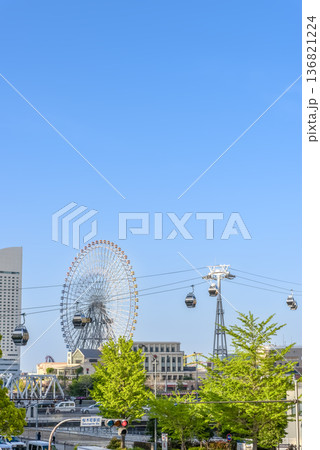 横浜桜木町の都市風景 ロープウェイと観覧車 横浜桜木町の都市風景 ロープウェイと観覧車 136821224