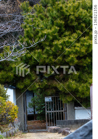 尾道の坂道に佇む中村憲吉旧居 136821356