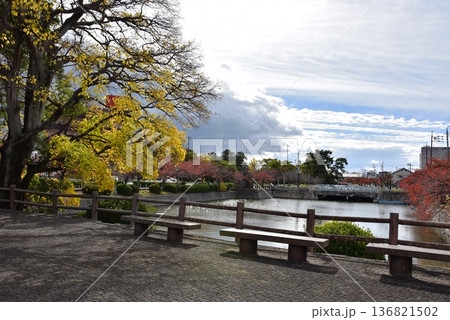 三重県 桑名市の吉之丸・舟入橋と三之丸公園と紅葉 三重県 桑名市の吉之丸・舟入橋と三之丸公園と紅葉 136821502