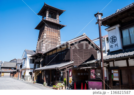 【小江戸川越】早朝の蔵造りの町並みと時の鐘 【小江戸川越】早朝の蔵造りの町並みと時の鐘 136821587