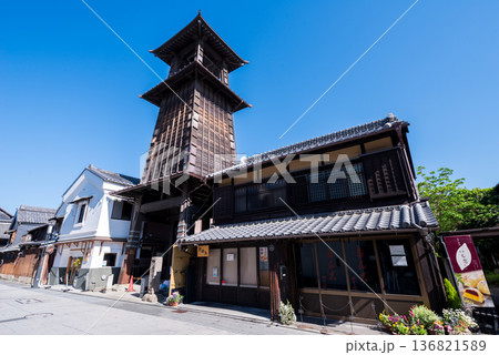 【小江戸川越】早朝の蔵造りの町並みと時の鐘 136821589