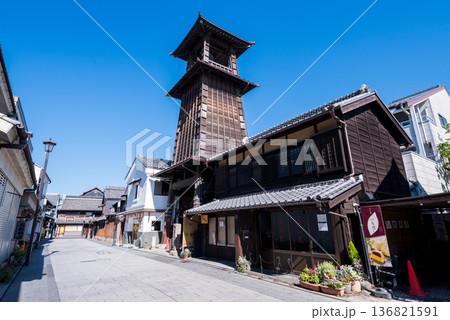 【小江戸川越】早朝の蔵造りの町並みと時の鐘 136821591