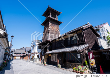 【小江戸川越】早朝の蔵造りの町並みと時の鐘 136821593