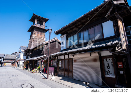 【小江戸川越】早朝の蔵造りの町並みと時の鐘 【小江戸川越】早朝の蔵造りの町並みと時の鐘 136821597