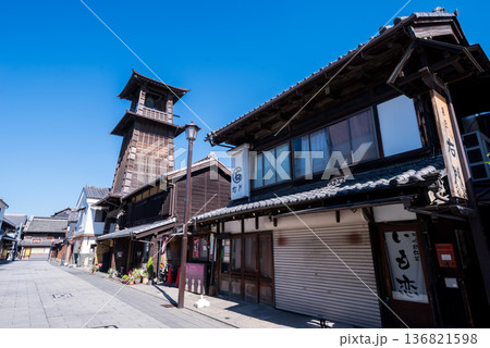 【小江戸川越】早朝の蔵造りの町並みと時の鐘 136821598