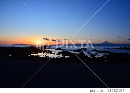 三浦半島和田海水浴場から見る夕陽と富士山 三浦半島和田海水浴場から見る夕陽と富士山 136821654