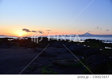三浦半島和田海水浴場から見る夕陽と富士山 136821657