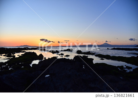 三浦半島和田海水浴場から見る夕陽と富士山 三浦半島和田海水浴場から見る夕陽と富士山 136821661