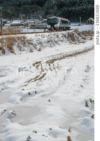 雪景色の中、宮の大カーブをを走る特急ひだ(HC85系) 雪景色の中、宮の大カーブをを走る特急ひだ(HC85系) 136821680
