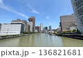 大阪市福島区 川沿いの都市風景と高層ビル群 136821681