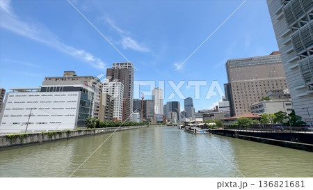 大阪市福島区 川沿いの都市風景と高層ビル群 136821681