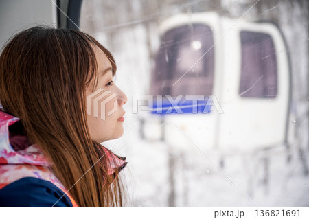 ウィンタースポーツを楽しむために乗り物に乗る若い女性 136821691