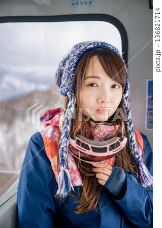 ウィンタースポーツを楽しむために乗り物に乗る若い女性 136821714