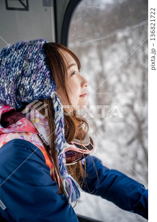 ウィンタースポーツを楽しむために乗り物に乗る若い女性 136821722