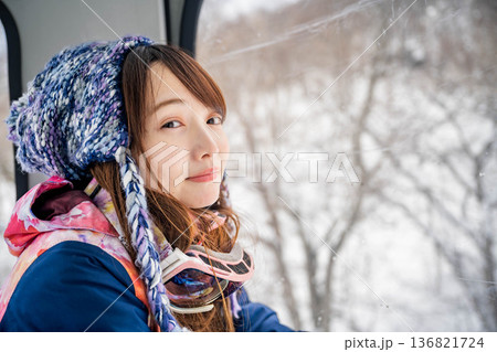 ウィンタースポーツを楽しむために乗り物に乗る若い女性 136821724