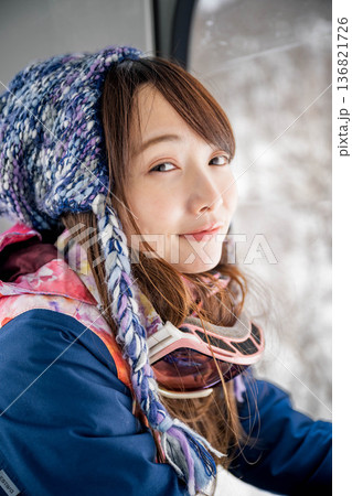 ウィンタースポーツを楽しむために乗り物に乗る若い女性 136821726