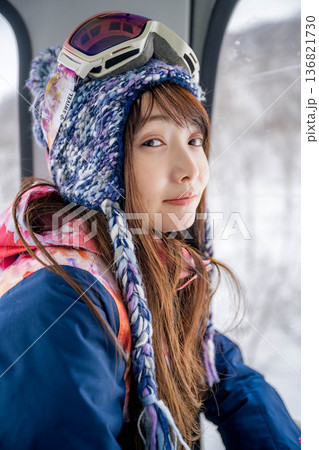 ウィンタースポーツを楽しむために乗り物に乗る若い女性 136821730