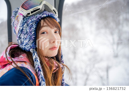 ウィンタースポーツを楽しむために乗り物に乗る若い女性 136821732
