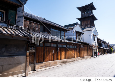 【小江戸川越】早朝の蔵造りの町並みと時の鐘 【小江戸川越】早朝の蔵造りの町並みと時の鐘 136822029