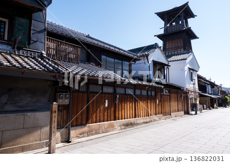 【小江戸川越】早朝の蔵造りの町並みと時の鐘 【小江戸川越】早朝の蔵造りの町並みと時の鐘 136822031