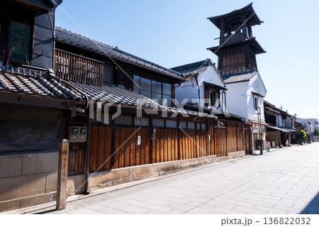 【小江戸川越】早朝の蔵造りの町並みと時の鐘 【小江戸川越】早朝の蔵造りの町並みと時の鐘 136822032