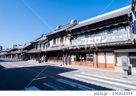 【小江戸川越】早朝の蔵造りの町並み 136822034