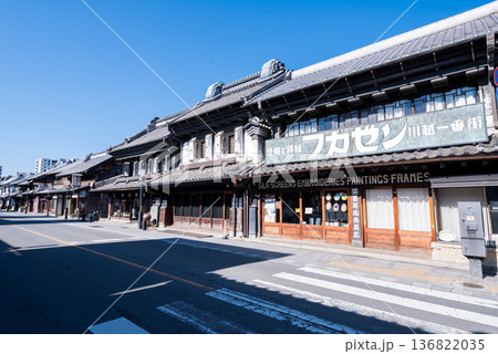 【小江戸川越】早朝の蔵造りの町並み 136822035