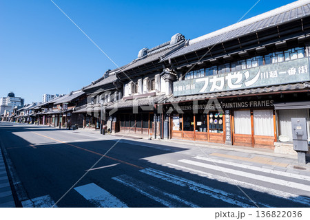 【小江戸川越】早朝の蔵造りの町並み 136822036