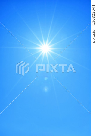 青空と太陽　直射日光　フリースペースイメージ（ fix撮影 ) 136822041