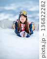 ゲレンデの頂上でスノーボードを楽しむ若い女性 136822282