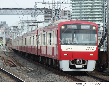 京成線を走行する京急1000形1701編成(四ツ木駅にて撮影) 136822306