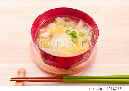 白菜と揚げと玉ねぎの味噌汁 136822744