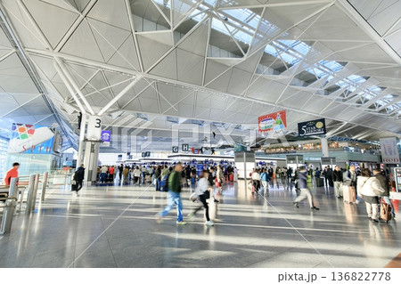 旅行客で混み合う中部国際空港の出発ロビー 旅行客で混み合う中部国際空港の出発ロビー 136822778