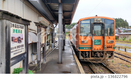 津軽鉄道　津軽中里駅に停車する走れメロス号 136822796