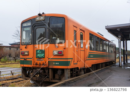 津軽鉄道 津軽中里駅に停車する走れメロス号 津軽鉄道 津軽中里駅に停車する走れメロス号 136822798