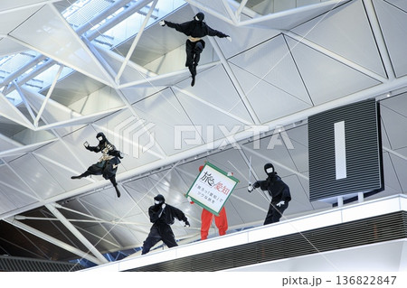 中部国際空港出発ロビーにある忍者のオブジェ 136822847
