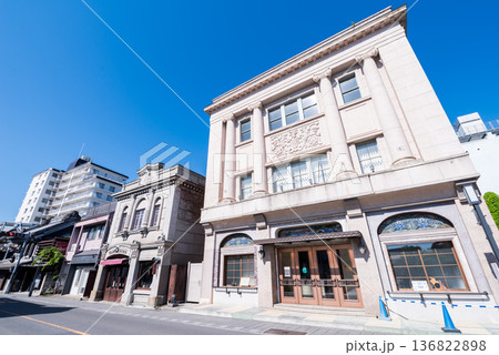 【小江戸川越】早朝の蔵造りの町並み 136822898