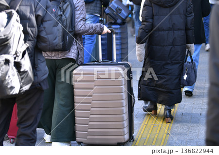 日本の東京都市景観インバウンド続く…スーツケース… JR渋谷駅・高架下の歩道を歩く外国人観光客たち 136822944